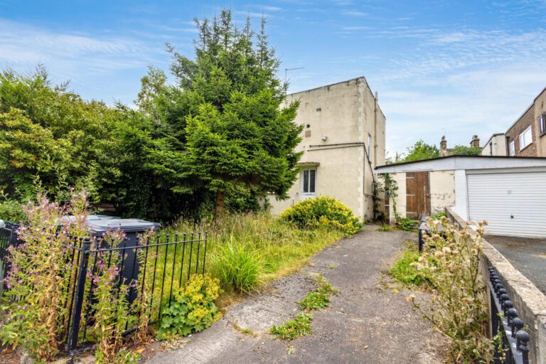 Holybrook Avenue, Bradford, BD10 0QN