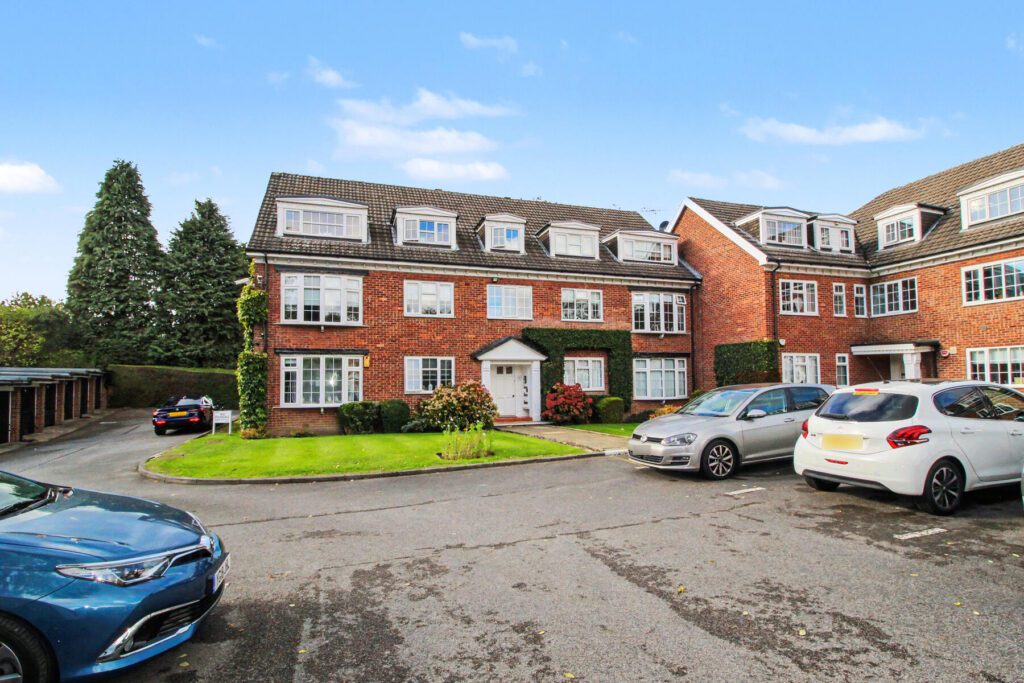 Spacious 2-Bedroom Top Floor Flat